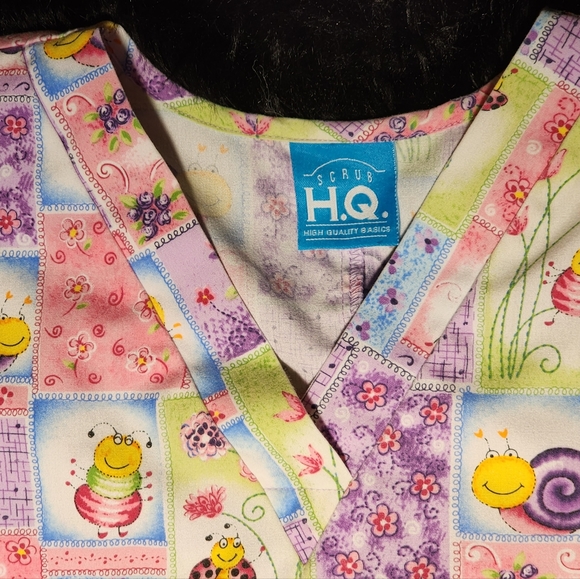HQ Scrub High Quality Basics Top- Flowers, Snails, & Bees & Ladybugs Size L - Picture 6 of 6
